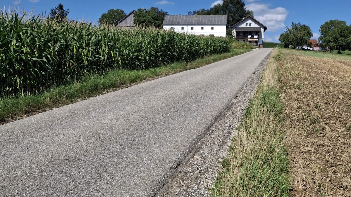 Rissiger, ausgewaschener Fahrbahnrand mit offener Bankettkante